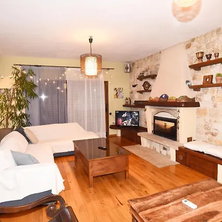Makis & Dimitra House Holiday home Palaiontsiflikion